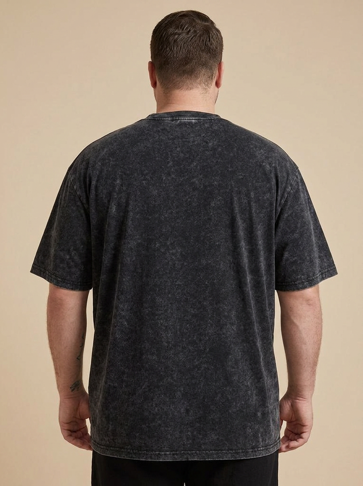 Camiseta Desgastada color negro, vista de espalda