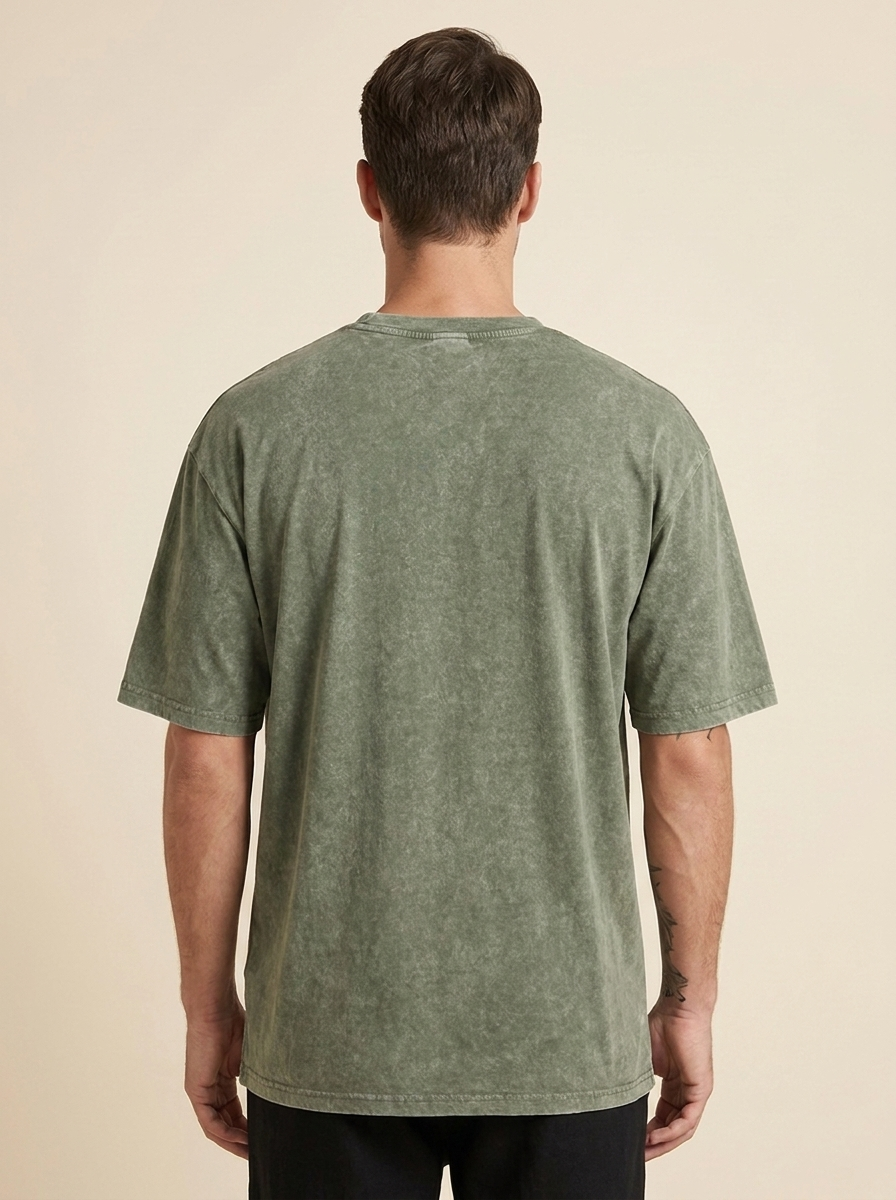 Camiseta Desgastada color verde militar, vista de espalda