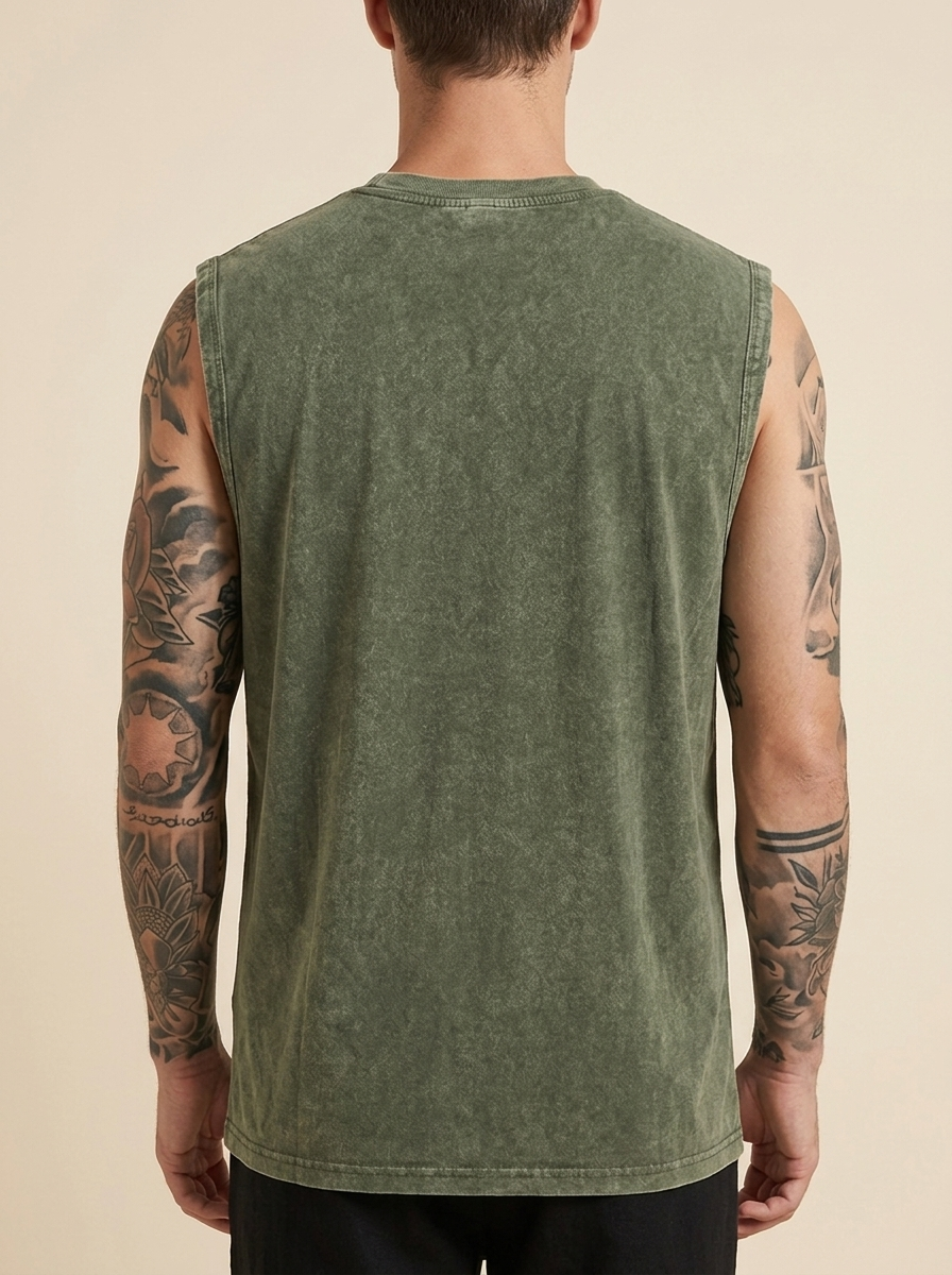 Camiseta Salvaje sin mangas color verde militar, vista de espalda
