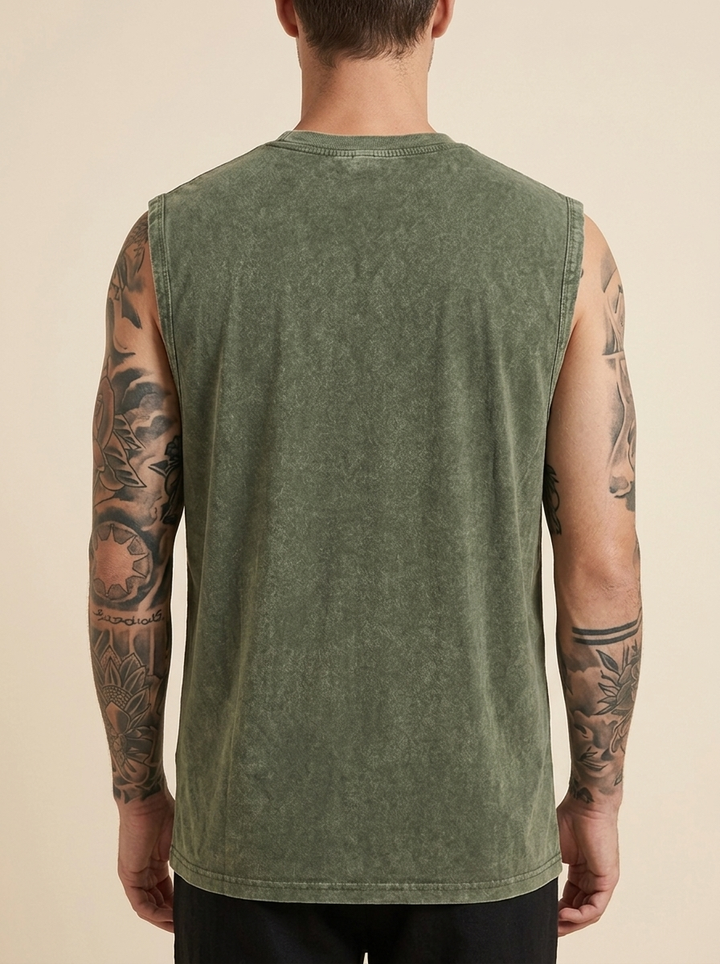 Camiseta Salvaje sin mangas color verde militar, vista de espalda
