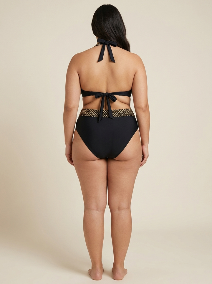 Alba bikini eslabón dorado negro detrás modelo curvy
