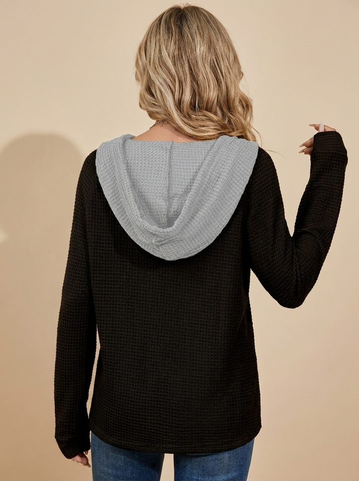 Sudadera Alma con capucha color negro, vista de espalda