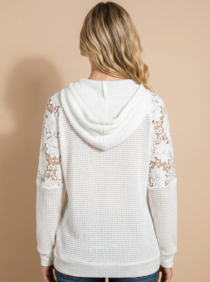 Sudadera Blanca con capucha y encaje, vista de espalda