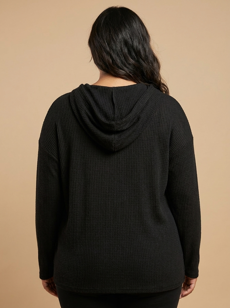 Sudadera Marta con capucha color negro, vista de espalda
